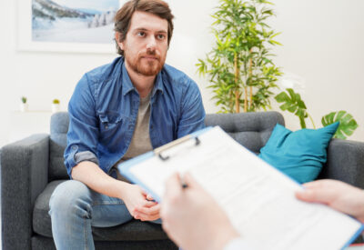 Objawy spektrum autyzmu u&nbsp;dorosłych – jak wyglądają i&nbsp;gdzie szukać wsparcia